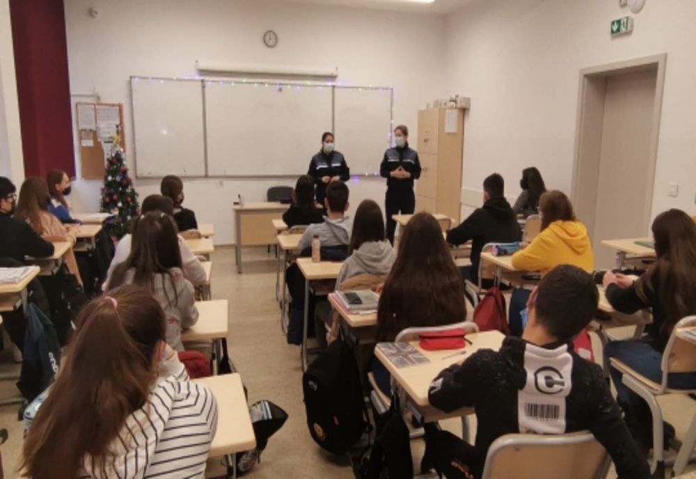 Acțiuni ale polițiștilor privind consecințele absenteismului și abandonului școlar