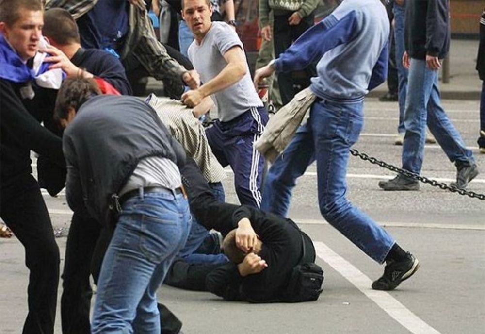 Reținuți pentru lovire și tulburarea ordinii și liniștii publice