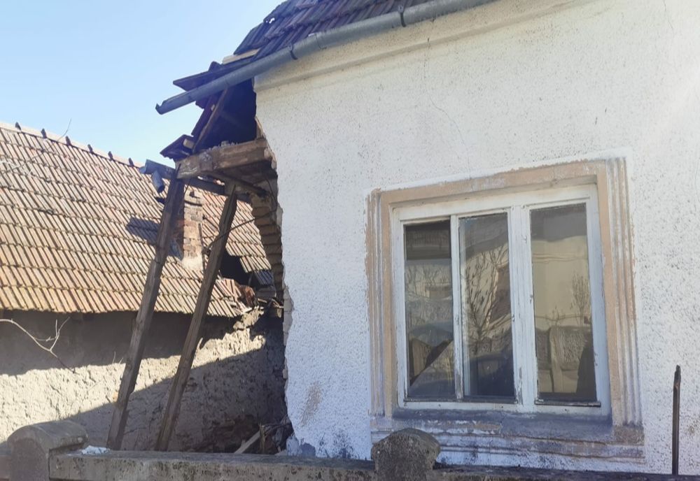 Persoană prinsă sub un zid în Beldiu