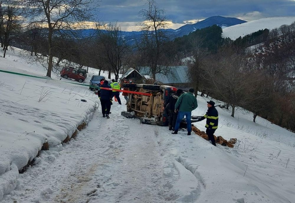 Un bărbat a murit după ce s-a răsturnat cu mașina pe un drum forestier - VIDEO