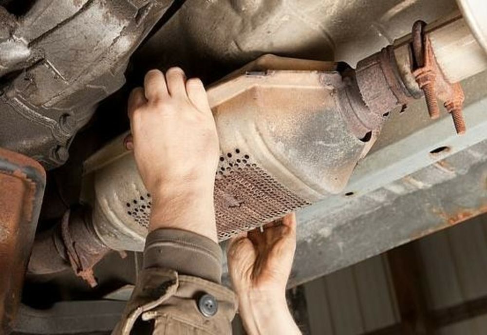 Hoți de catalizatoare prinși de oamenii legii