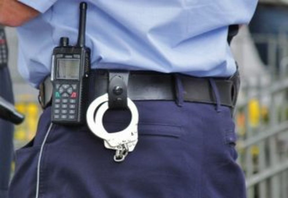 Polițist arestat după ce și-a violat propriul fiu în vârstă de 5 ani