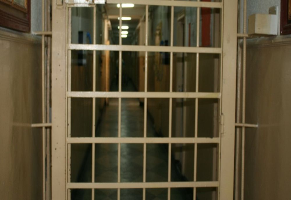 Sumă mare de bani găsită în poarta penitenciarului Aiud. Ai cui erau banii