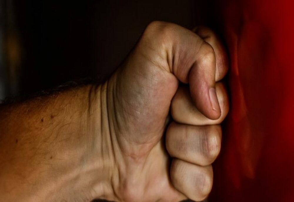 Și-a agresat fosta iubită și i-a distrus telefonul