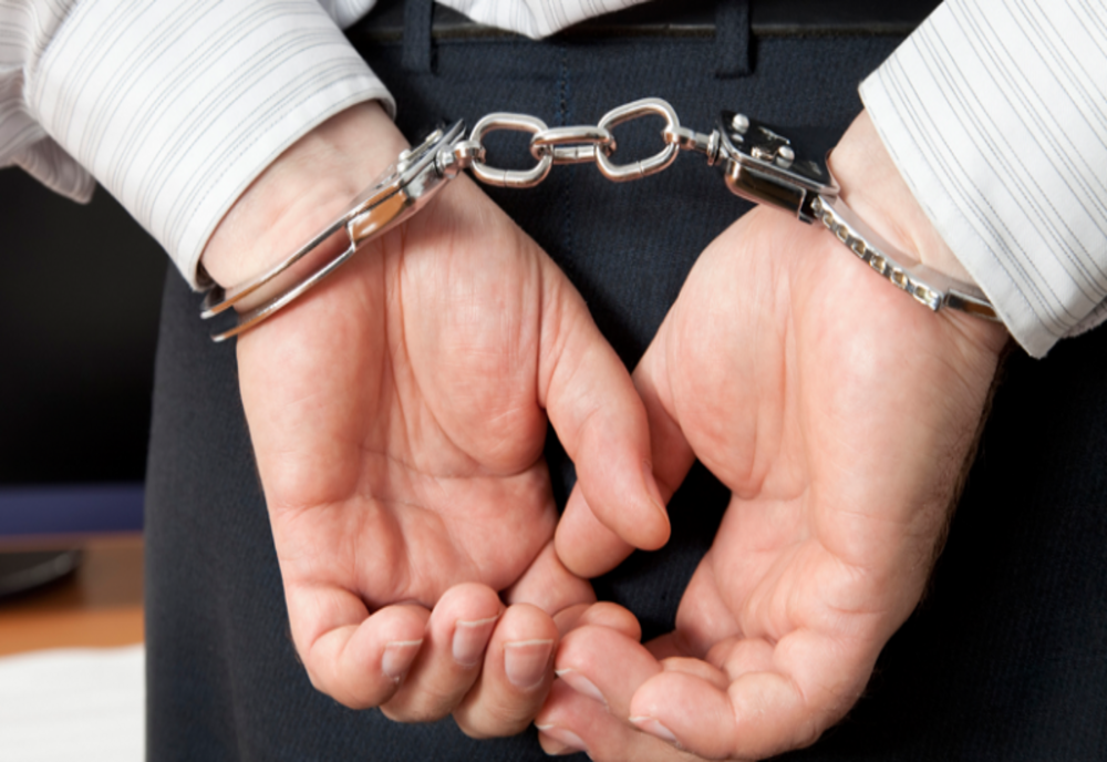 A făcut scandal pe stradă și a distrus o troiță