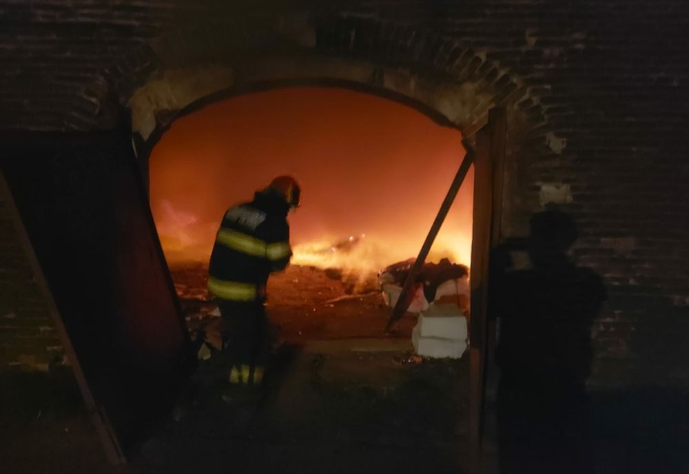 INCENDIU în șanțurile Cetății Alba Carolina