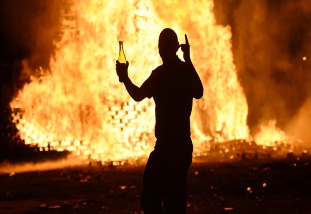 Și-a dat foc la casă după ce s-a certat cu iubita