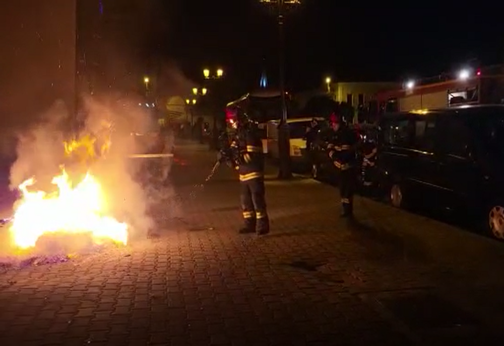 O pubelă de gunoi a ars lângă un hotel din Alba Iulia - VIDEO