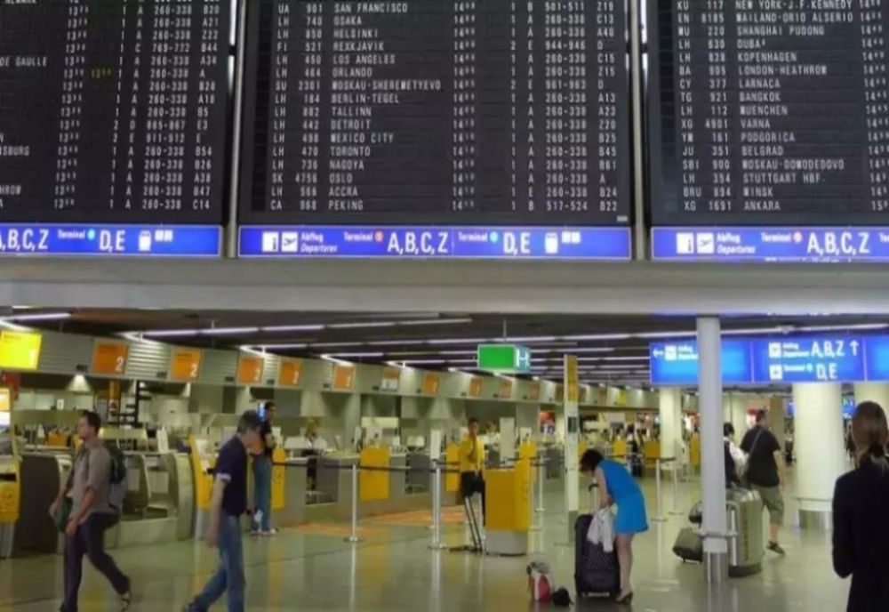 Anunț pentru turiștii care zboară cu această companie aeriană low-cost. Avertismentul lansat de MAE