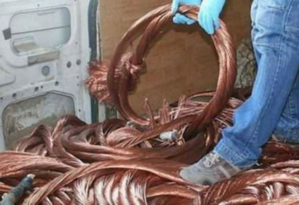 Patru hoți de cabluri, prinși de polițiști. Ce valoare avea „prada” pe care au sustras-o din magazia unei societăți