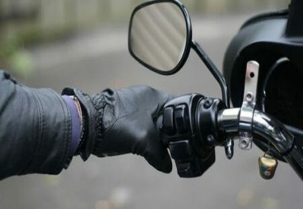 Un motociclist a intrat într-o mașină parcată! A ajuns la spital și are dosar penal!