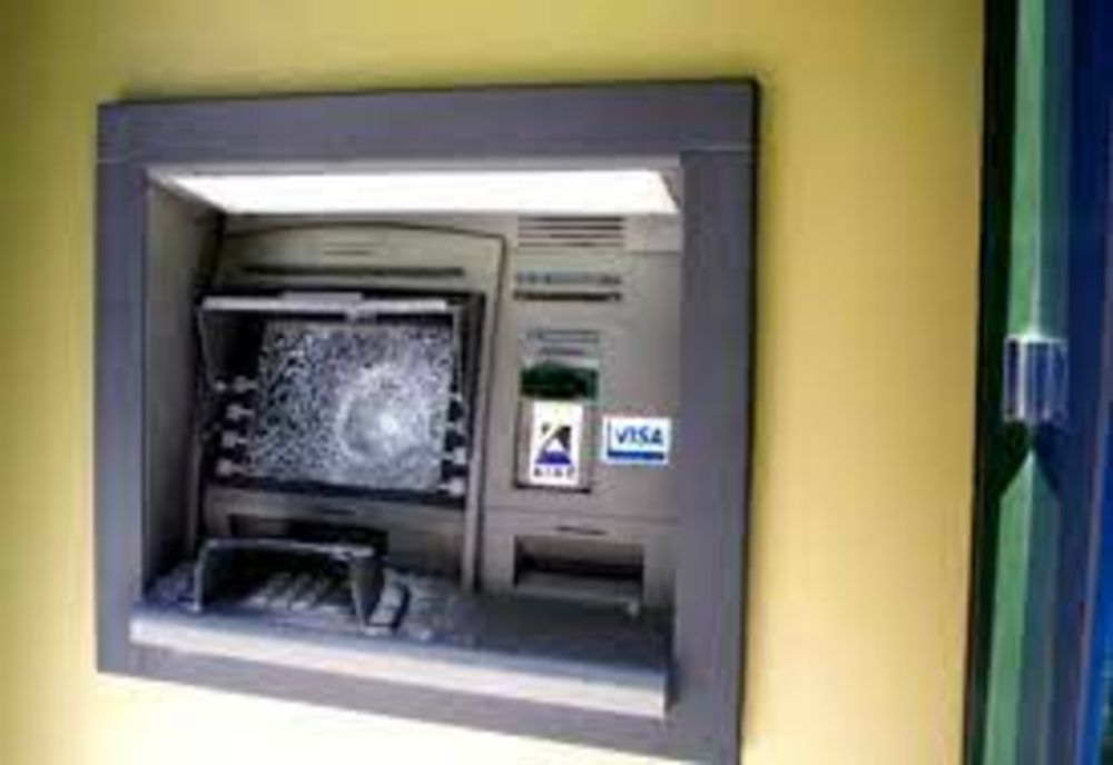 Și-a vărsat nervii pe un bancomat și a sfârșit în arest