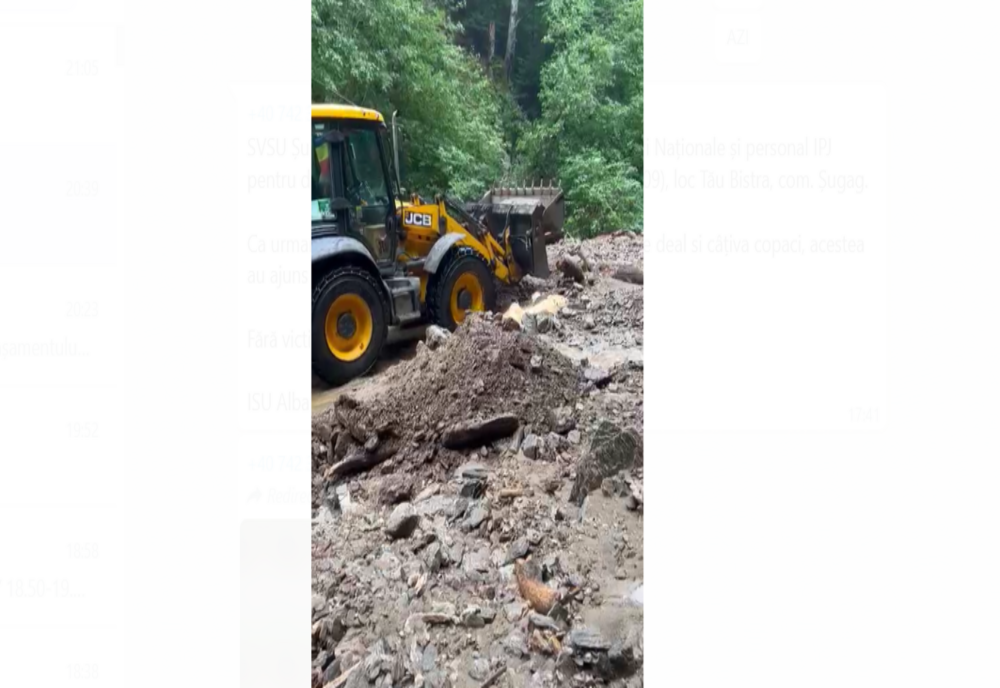 Un drum național blocat de bolovani și trunchiuri de copaci aduse de viitură