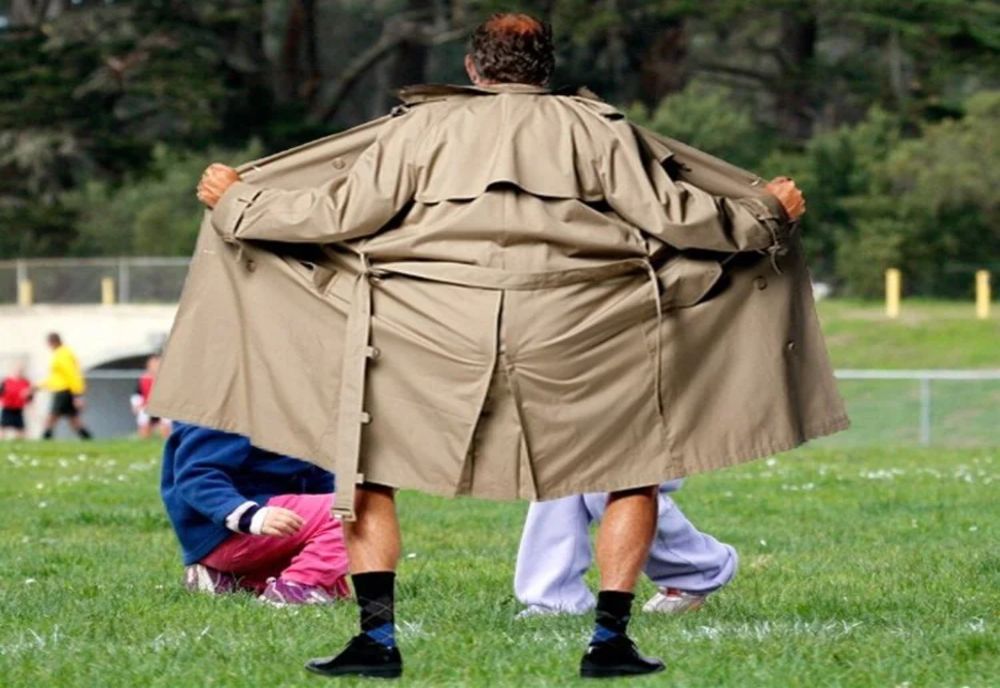 Doi exhibiționiști violenți, băgați la răcoare