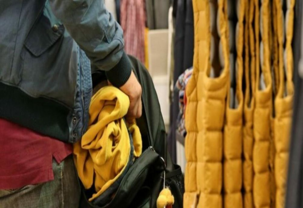 Furt în tandem! Cum au acționat două adolescente din Alba Iulia pentru a sustrage o geacă