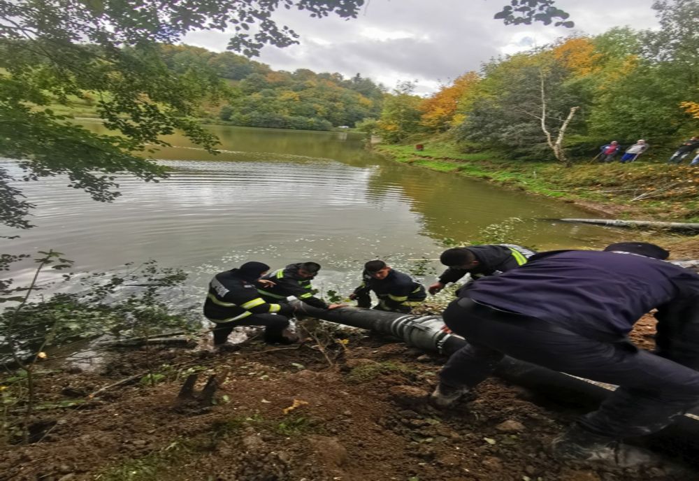 Pompierii continuă să scoată apa din lacul de acumulare: nivelul a scăzut cu 80 de cm