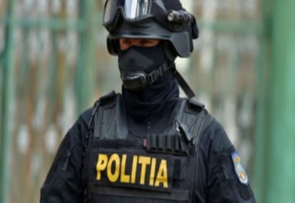 Percheziții la persoanele bănuite de trafic de droguri de mare risc