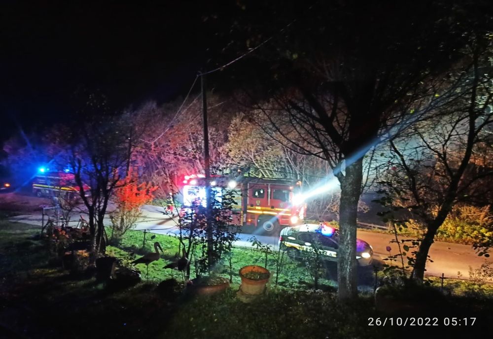Intervenție salvatoare a pompierilor la o locuință din Bucium Cerbu