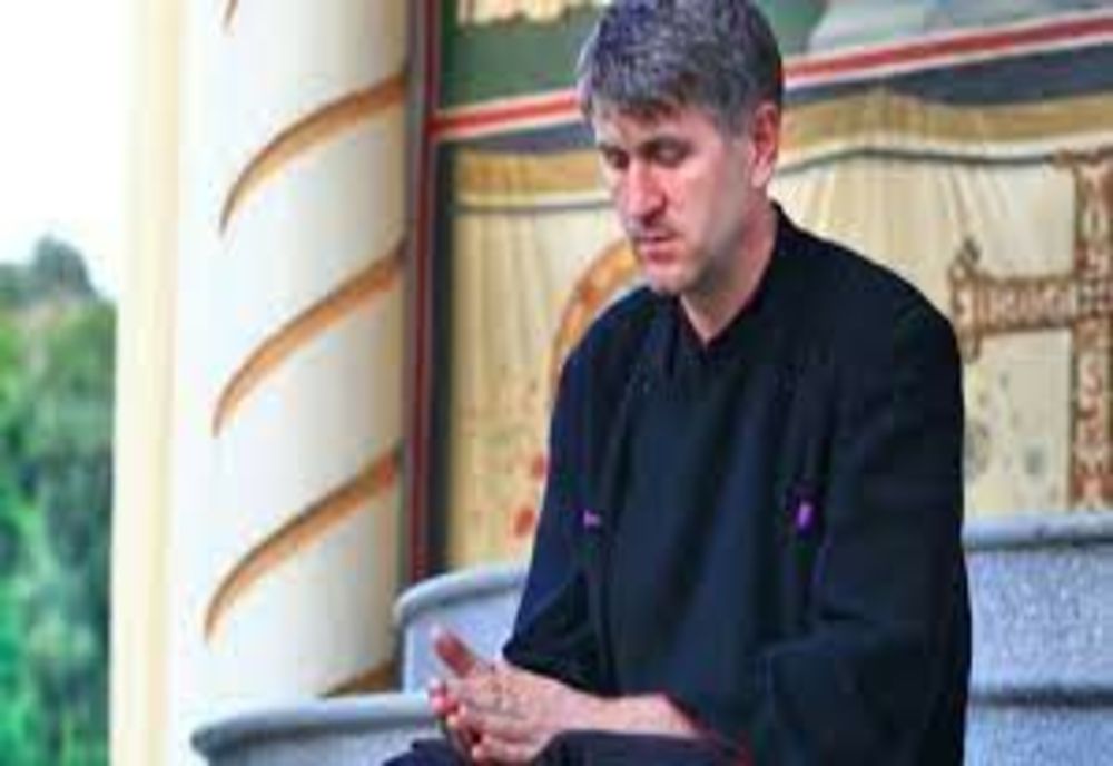 Cristian Pomohaci ține slujbe în garajul casei sale. Reacția Arhiepiscopiei