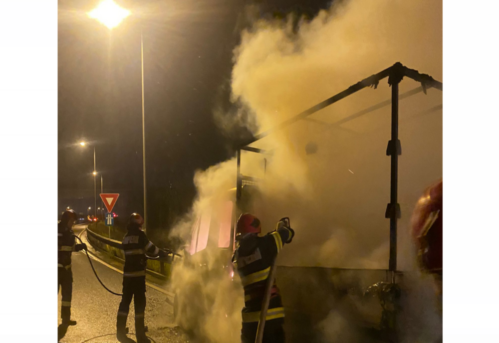 Camionetă în flăcări pe A1, aproape de Vințișoara