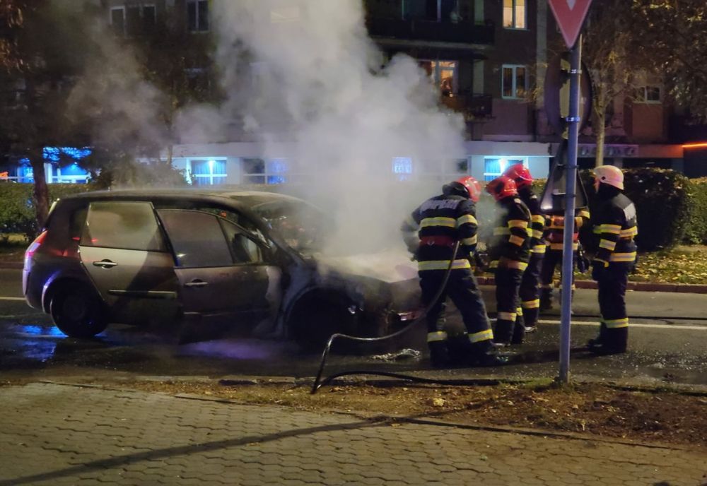Un autoturism a luat foc pe o stradă din Alba Iulia