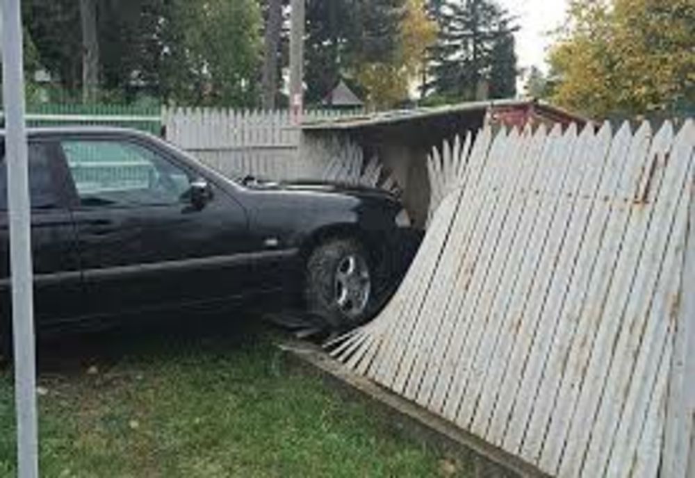 S-a oprit cu mașina într-un gard