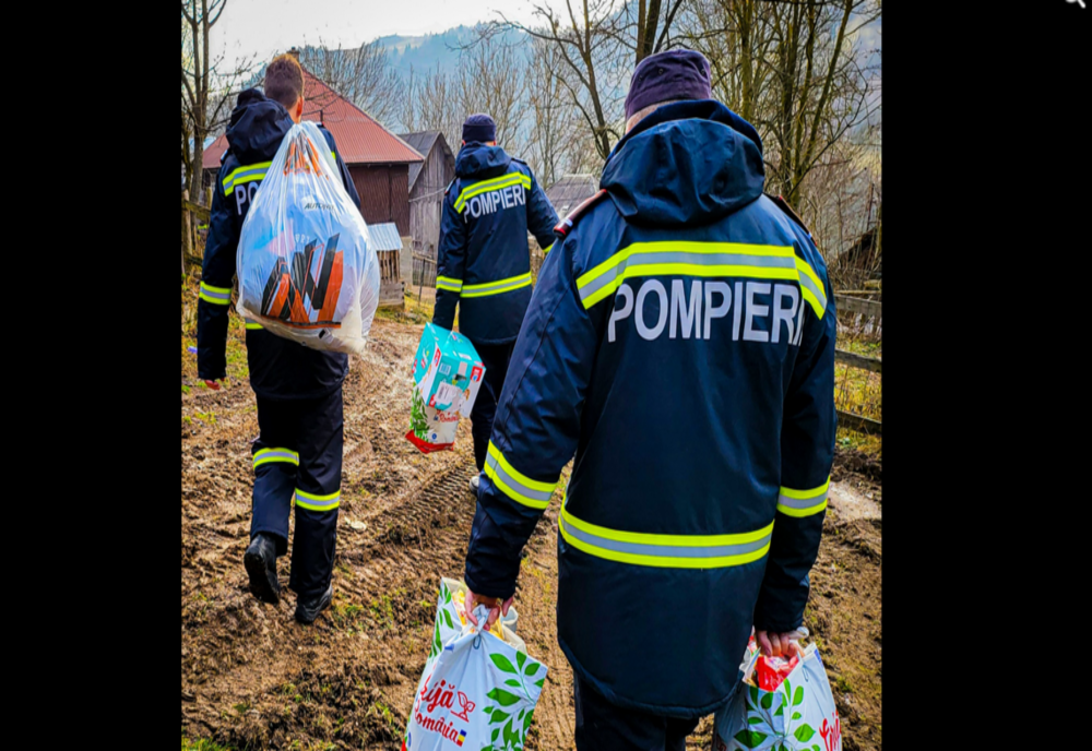 De Crăciun, dăruiește un zâmbet! Pompierii au fost mesagerii Moșului pentru familiile nevoiașe
