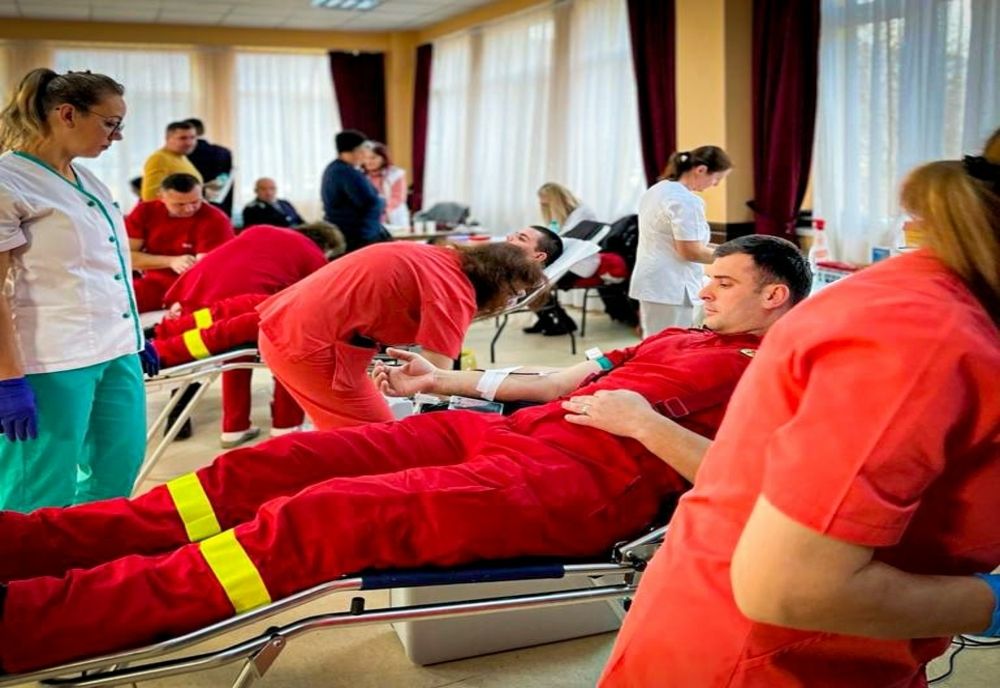 Peste 20 de pompieri și polițiști au petrecut de Ziua Națională donând sânge!