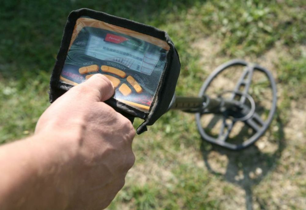 Bărbat amendat cu 30.000 de lei, după ce polițiștii au confundat un aparat pentru detectarea firelor electrice cu un detector de metale. Ce s-a întâmplat cu amenda