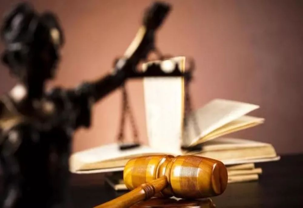 Un bărbat a fost bătut pentru că nu a vrut să iasă dintr-un magazin