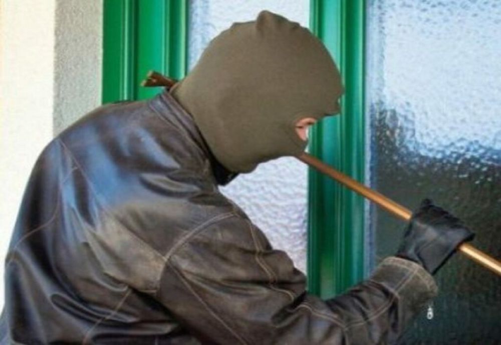 Un bărbat care dormea, jefuit de doi tineri. Ce i-au furat cei doi hoți