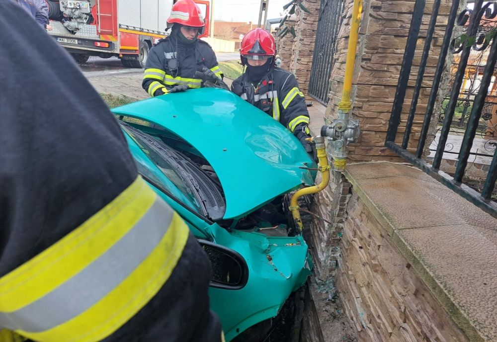 Un autoturism a rupt o țeavă de gaz la Hăpria