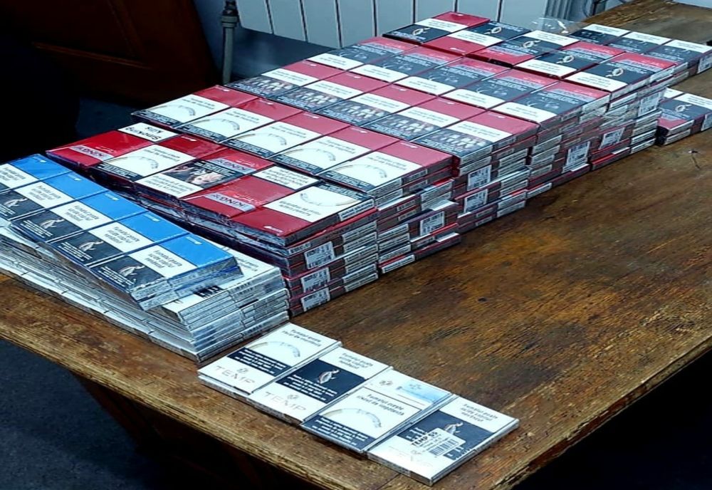 Doi tineri din Alba a spart un magazin și au furat 201 pachete de țigări