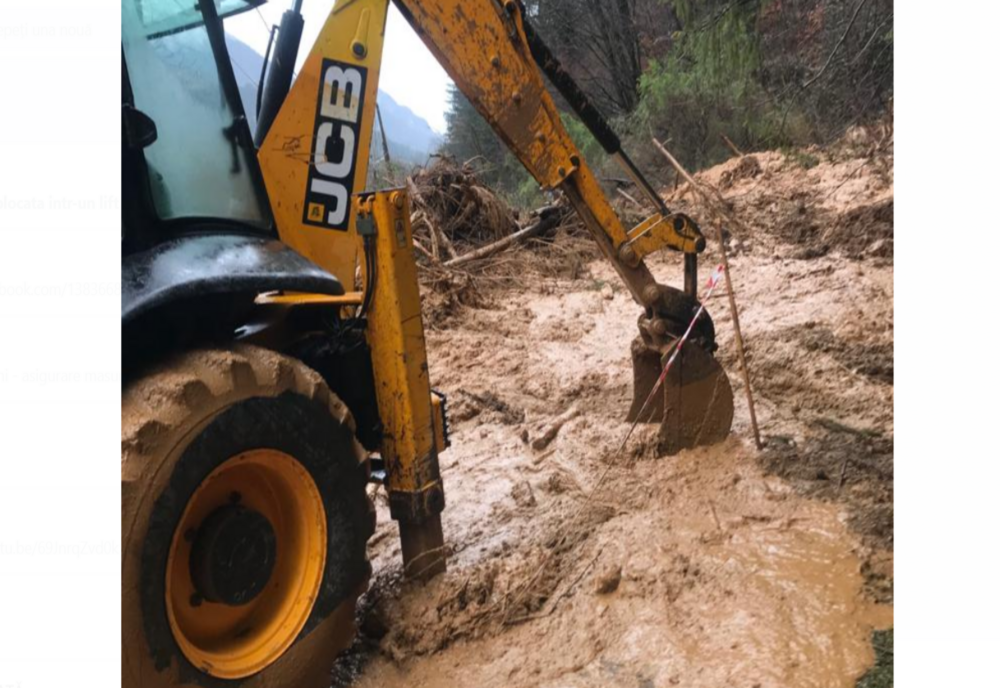 Un drum județean a fost blocat de aluviuni în urma unei alunecări de teren