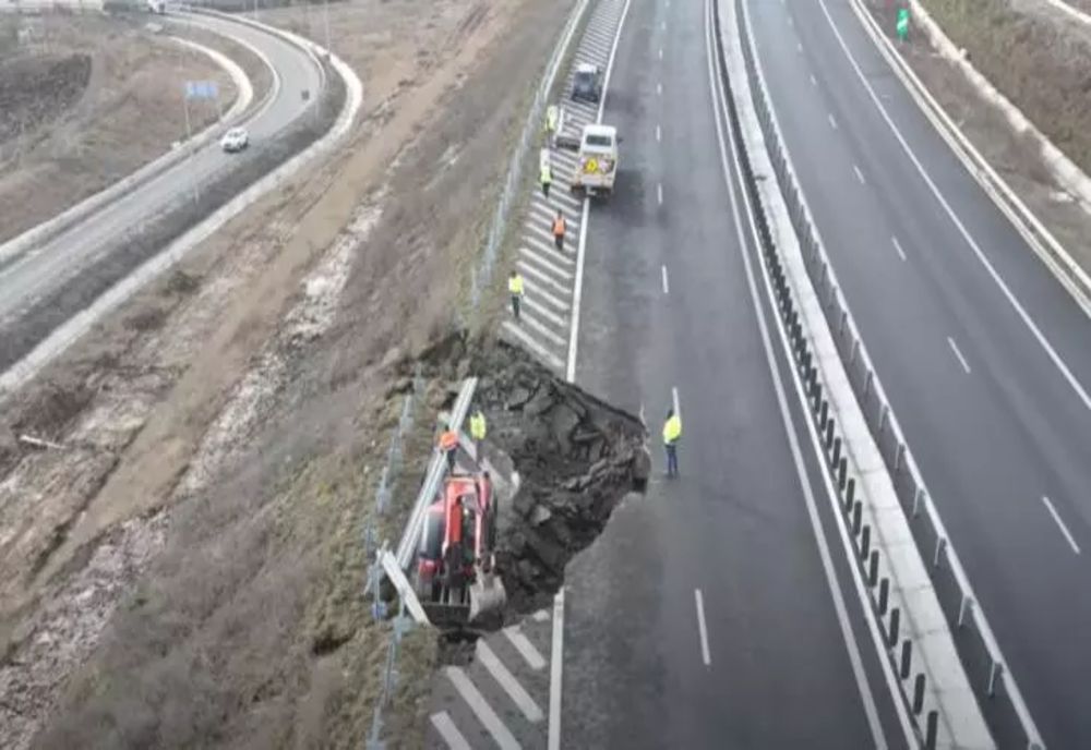 Surpare uriașă pe autostrada A10 - Reparațiile vor dura o lună