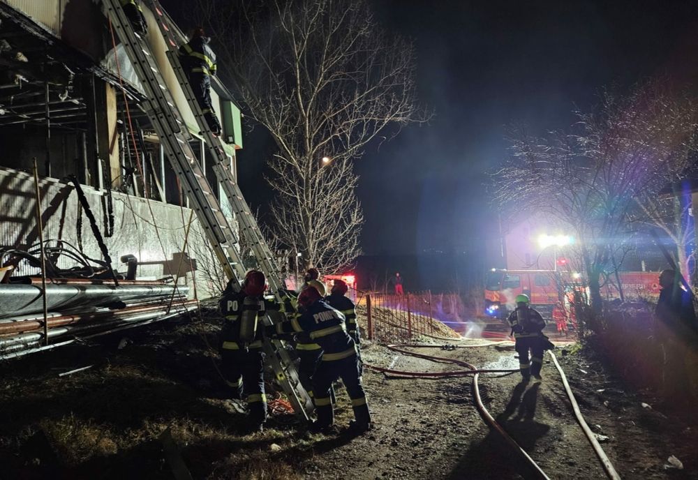 Atelier de reparații cuprins de flăcări în Alba Iulia