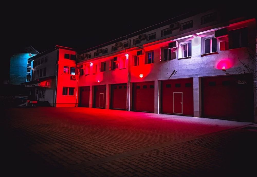 Clădirea ISU Alba, iluminată în roșu noaptea trecută