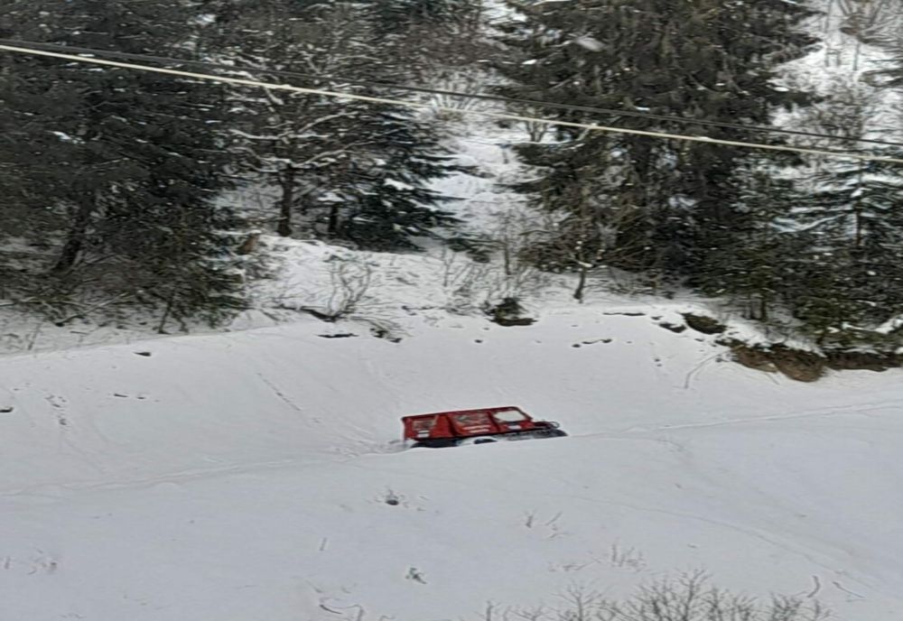 Copaci căzuți pe carosabil, mașini înzăpezite!