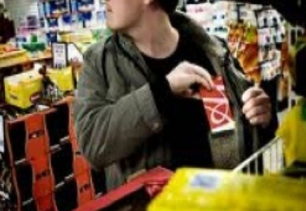 O minoră și un tânăr, prinși la furat într-un supermarket. Cei doi, riscă închisoarea