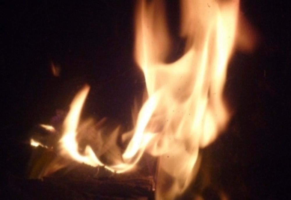 A furat bani de la un consătean și apoi i-a dat foc la locuință