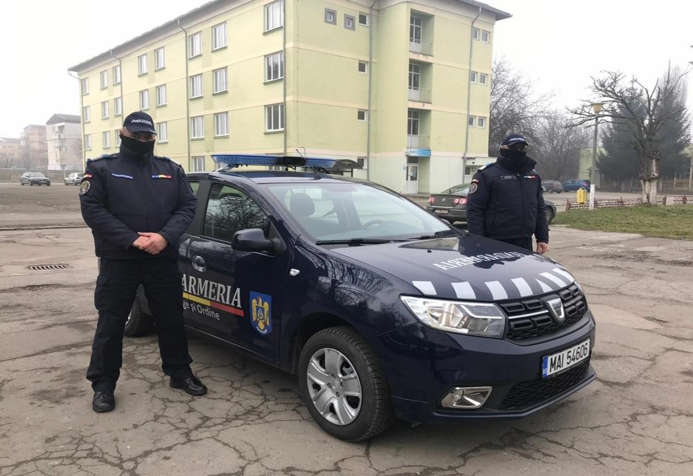 O geantă în care se aflau mai multe obiecte, acte personale și bani, a fost recuperată de jandarmi și predată persoanei păgubite