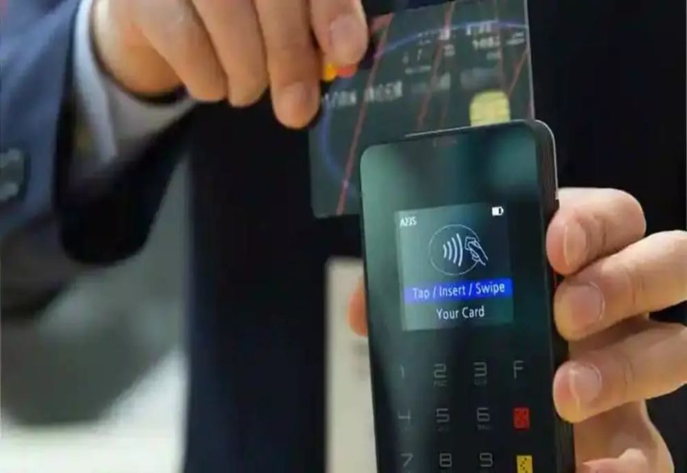 Doi bărbați au găsit un card și au început să facă cumpărături. Au fost prinși când ridicau o comandă