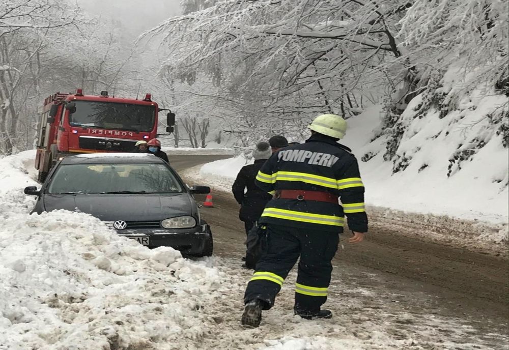 ZECI DE TAMPONĂRI ŞI DERAPAJE, PE ŞOSELELE ACOPERITE DE ZĂPADĂ