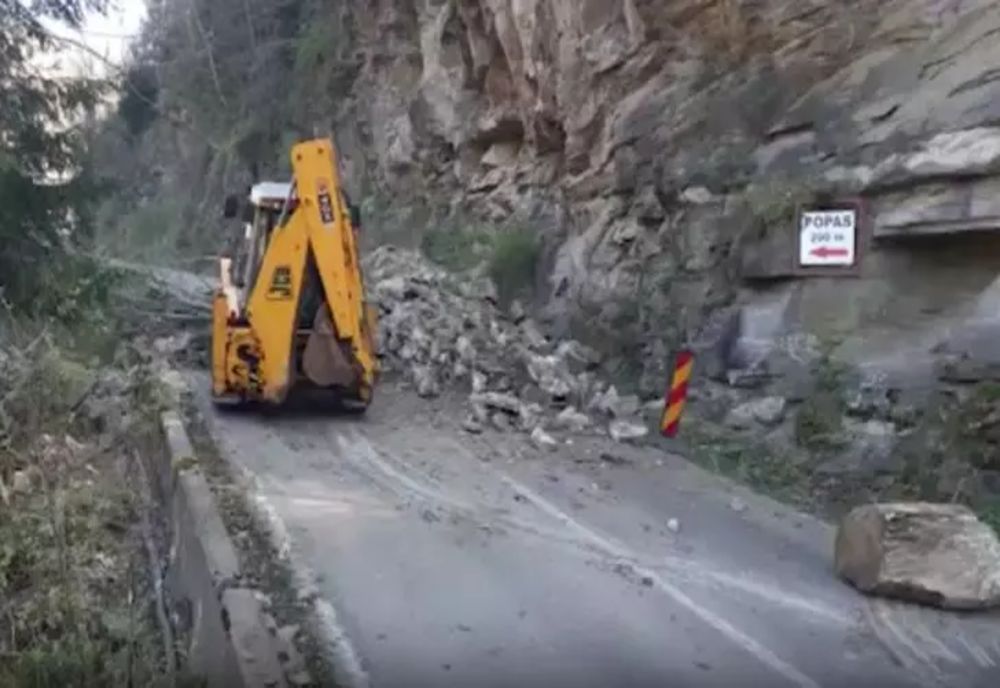 Traficul rutier, închis din nou pe Transalpina din cauza unei alunecări de teren