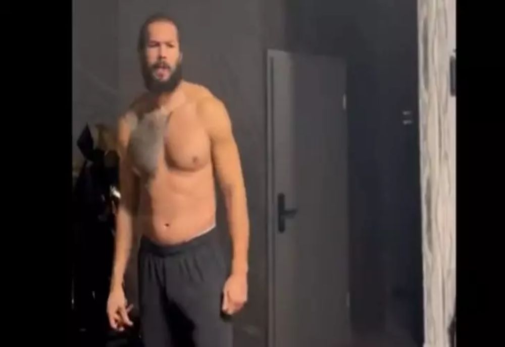 Andrew Tate a postat primul video pe reţelele de socializare după ieşirea din arest: Am stat într-o celulă de 3 metri, fără electronice sau contact cu exteriorul. Claritate absolută a minţii