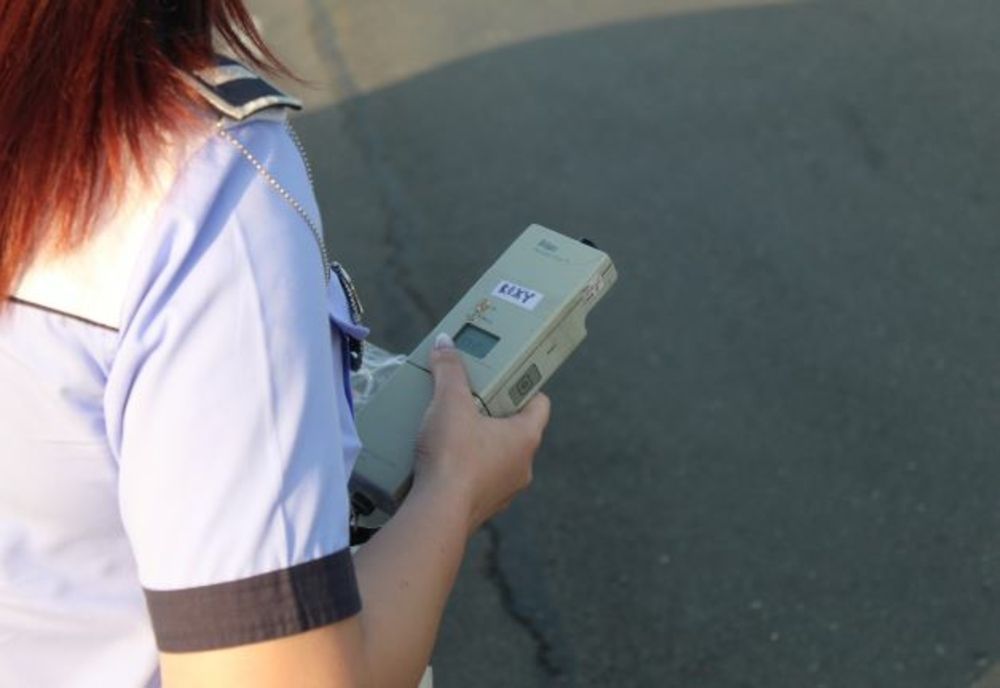 O femeie din Alba, reținută de polițiști după ce a fost prinsă beată la volan