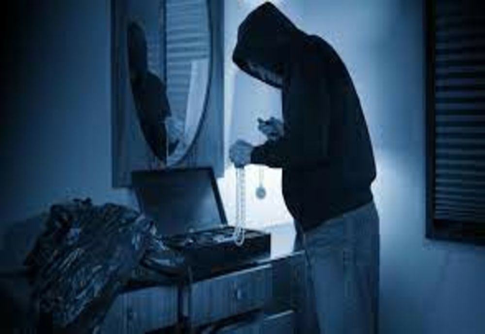 Hoț la 75 de ani! A furat bani și bijuterii dintr-o casă