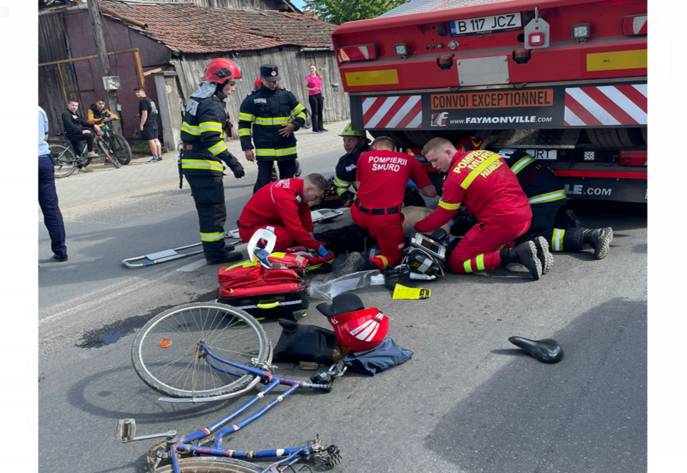 Elicopter SMURD chemat în ajutorul unui biciclist lovit de un camion. Bărbatul se află în stare critică