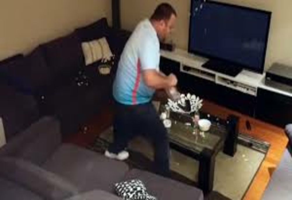 Nu se mai poate apropia 5 zile de tată! Vezi motivul