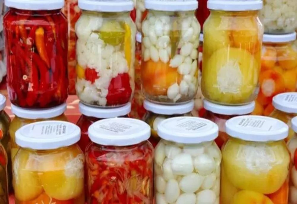 Detaliul la care să fii atent când desfaci un borcan cu murături cumpărat din comerț